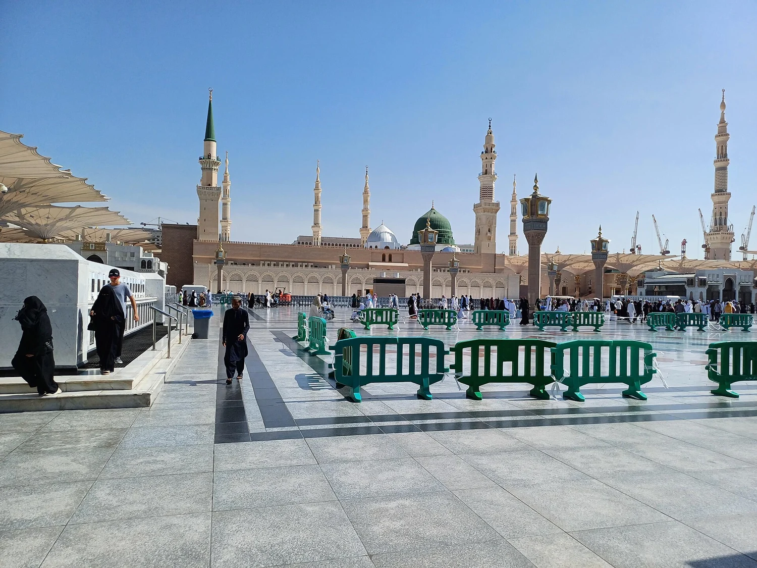 Pelataran Masjid Nabawi di Madinah, foto dokumentasi 2024