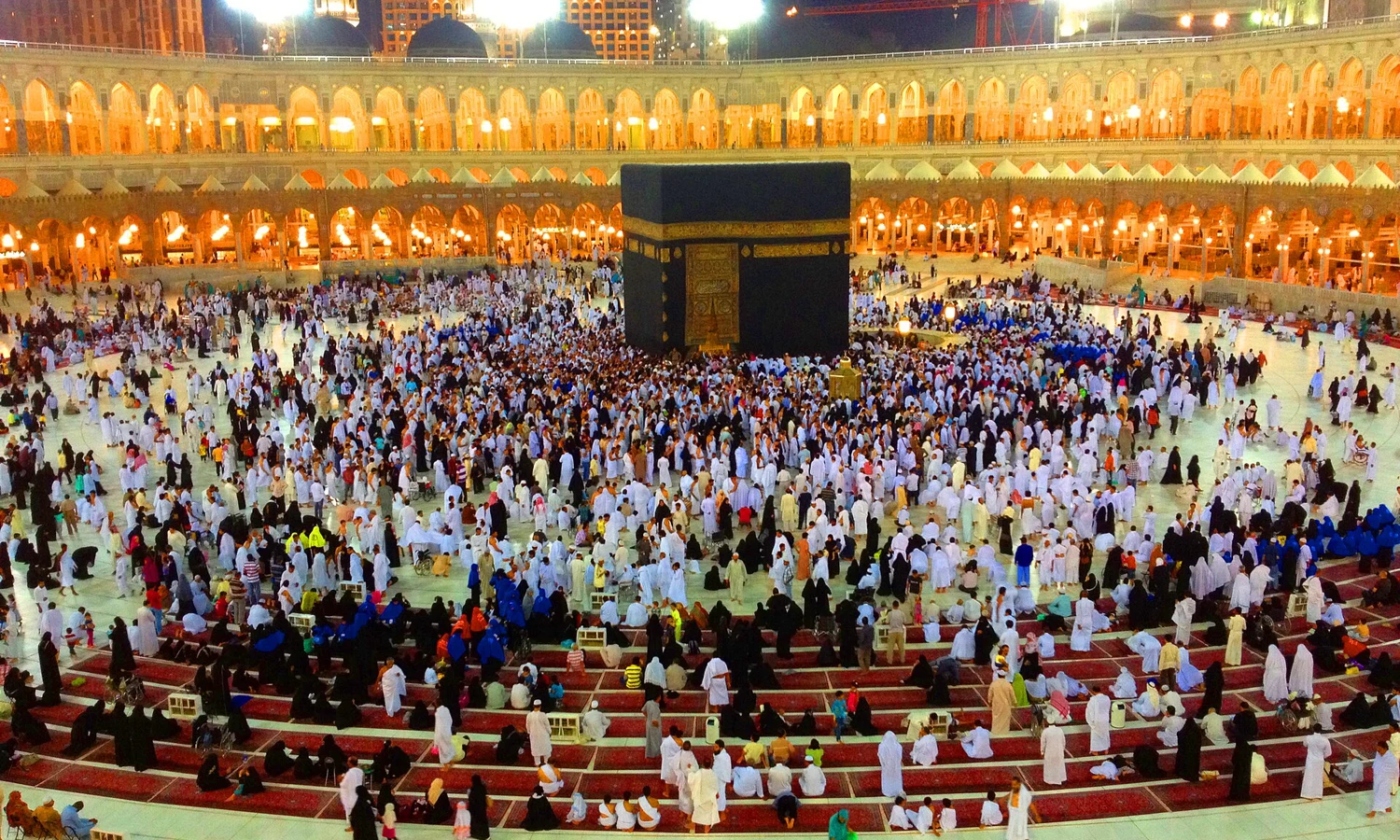 Ka'bah dan jamaah di pelataran Masjidil Haram, foto dokumentasi 2012